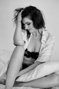 sesja sensualna, fotografia kobieca w bieliźnie, fleszka studio, częstochowa, warszawa, fotograf portretowy, sesja w pościeli