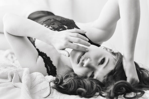 sesja sensualna, fotografia kobieca w bieliźnie, fleszka studio, częstochowa, warszawa, fotograf portretowy, sesja w pościeli