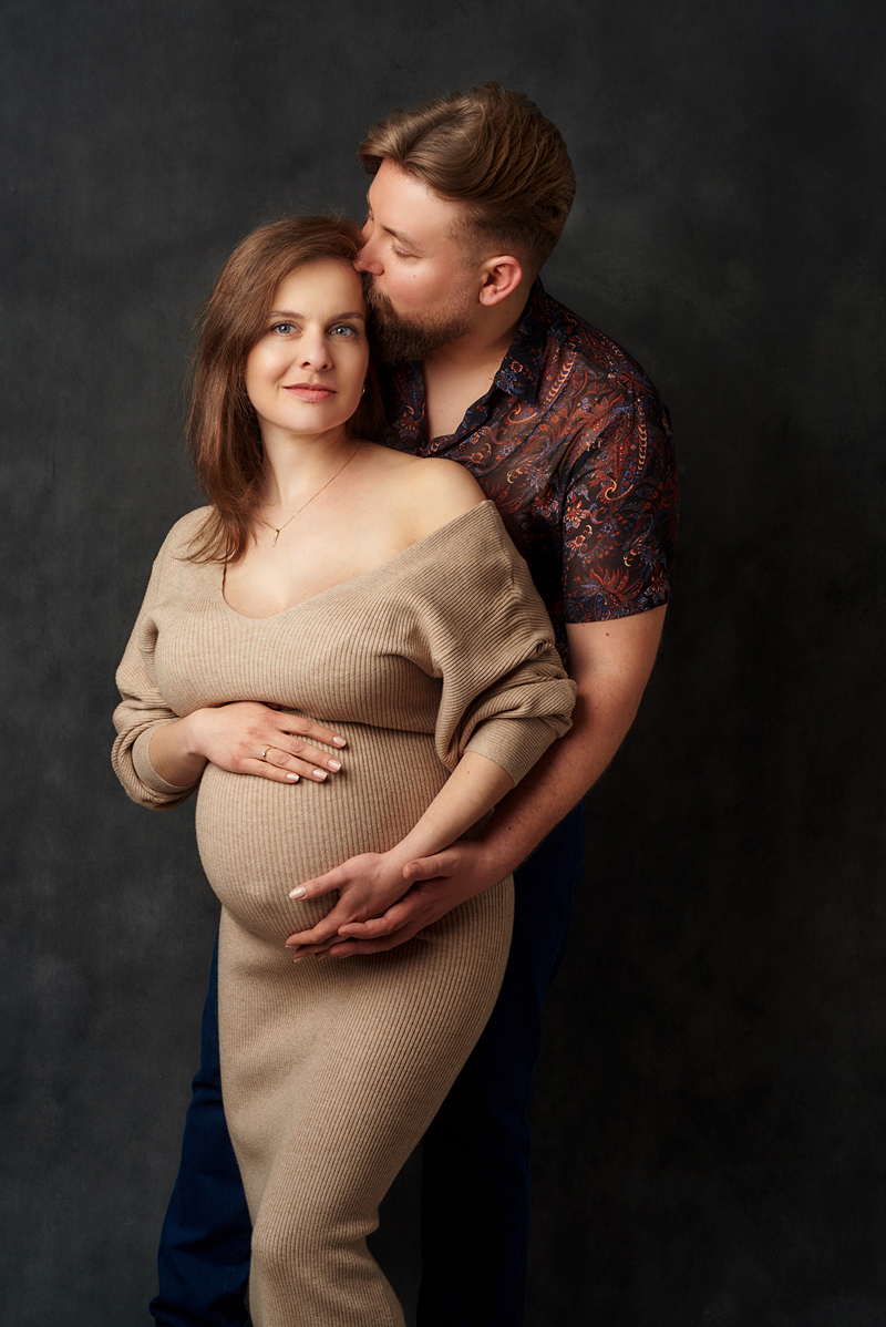 kobieca sesja zdjęciowa ciążowa wykonana przez fotografa fleszka studio karolina grzesiak w studio fotograficznym w Częstochowie