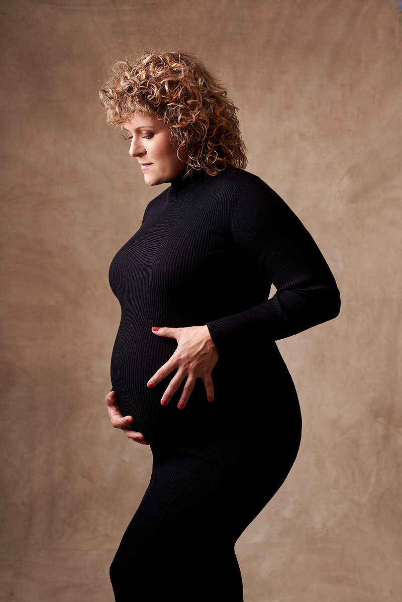 kobieca sesja zdjęciowa ciążowa wykonana przez fotografa fleszka studio karolina grzesiak w studio fotograficznym w Częstochowie